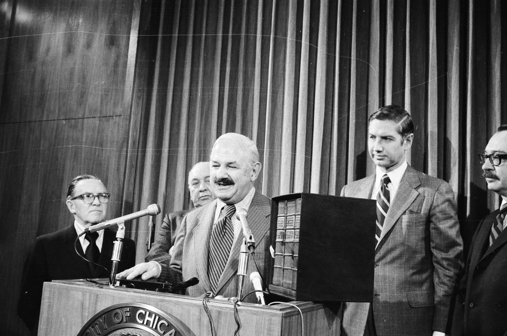 Mayor Daley receives Encyclopedia Britannica - Chicago Sun-Times