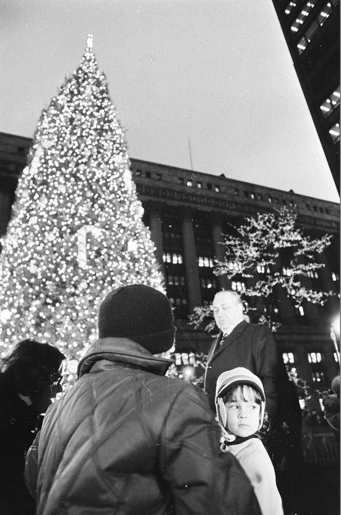 Mayor Daley and grandchildren at Civic Center Christmas tree - Chicago Sun-Times