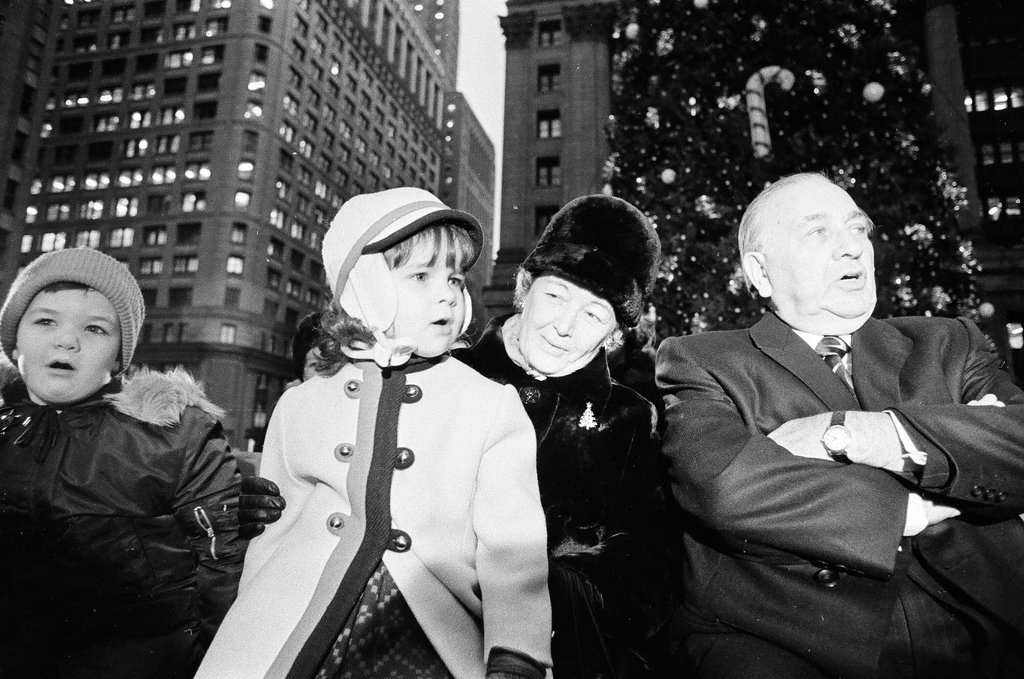 Mayor Daley and grandchildren at Civic Center Christmas tree - Chicago Sun-Times