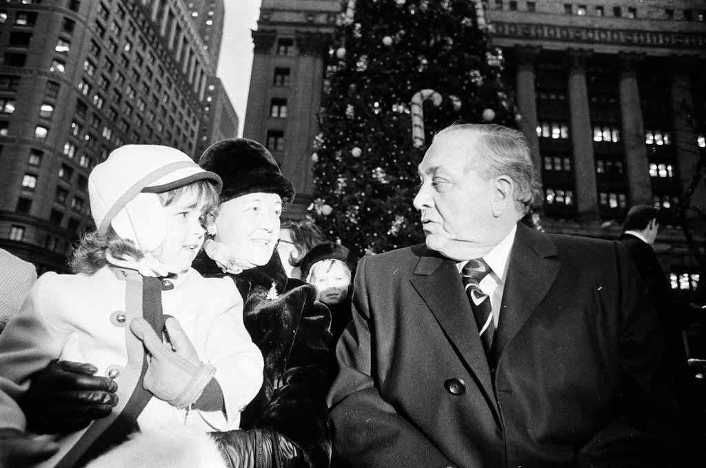 Mayor Daley and grandchildren at Civic Center Christmas tree - Chicago Sun-Times