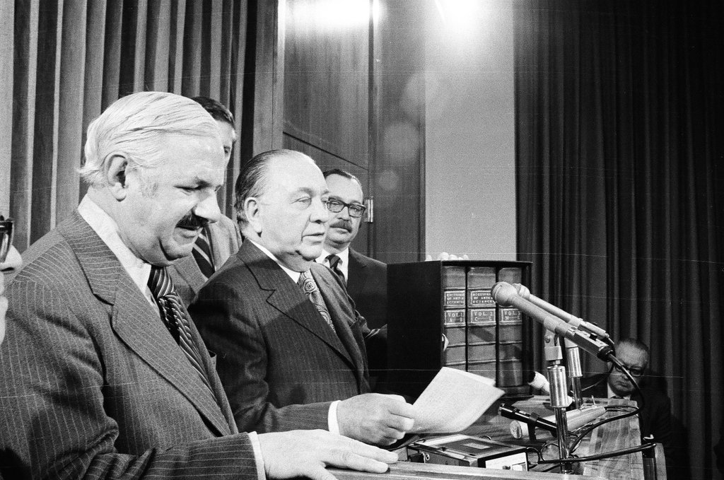 Mayor Daley receives Encyclopedia Britannica - Chicago Sun-Times