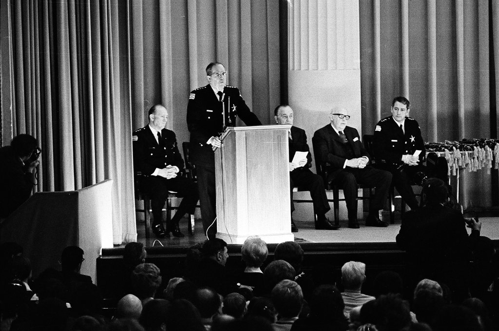 Mayor Daley addresses police officers - Chicago Sun-Times