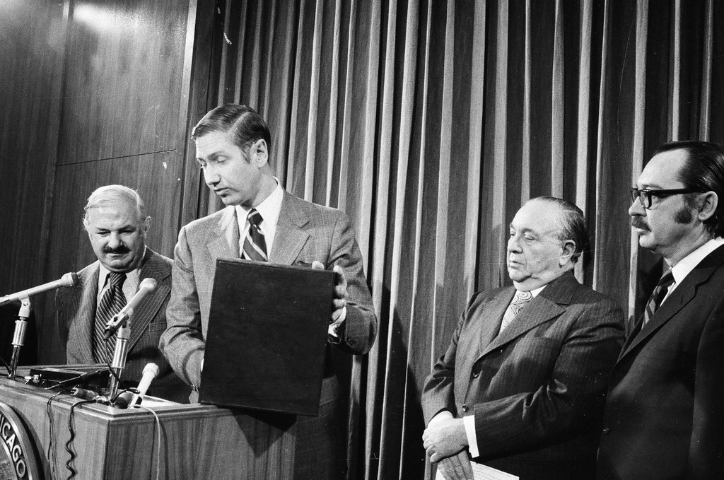 Mayor Daley receives Encyclopedia Britannica - Chicago Sun-Times