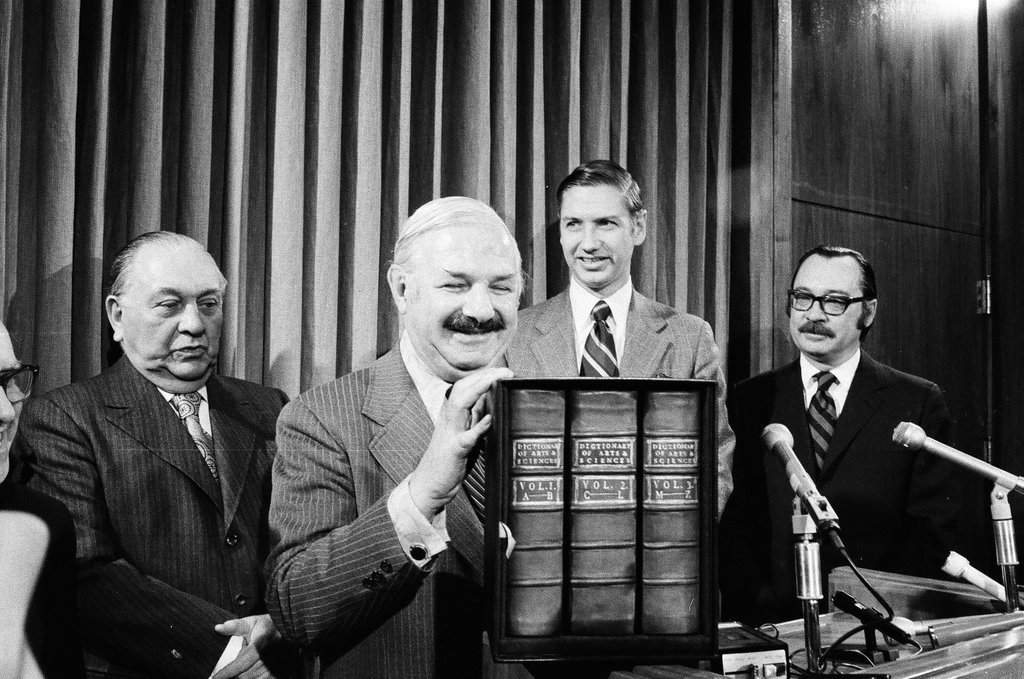 Mayor Daley receives Encyclopedia Britannica - Chicago Sun-Times