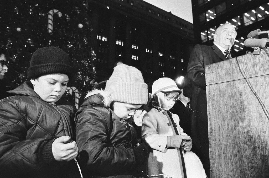 Mayor Daley and grandchildren at Civic Center Christmas tree - Chicago Sun-Times