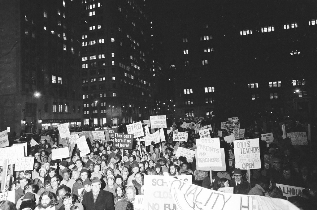 Teachers protest school shutdown - Chicago Sun-Times