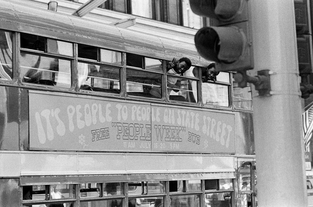 Double decker bus gives free rides on State Street - Swainston for Chicago Sun-Times