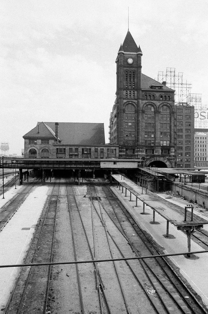Illinois Central Station - Gene Pesek for Chicago Sun-Times