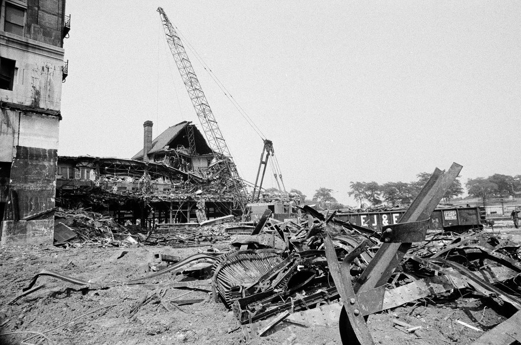 Tearing down Illinois Central station - Jack Lenahan for Chicago Sun-Times