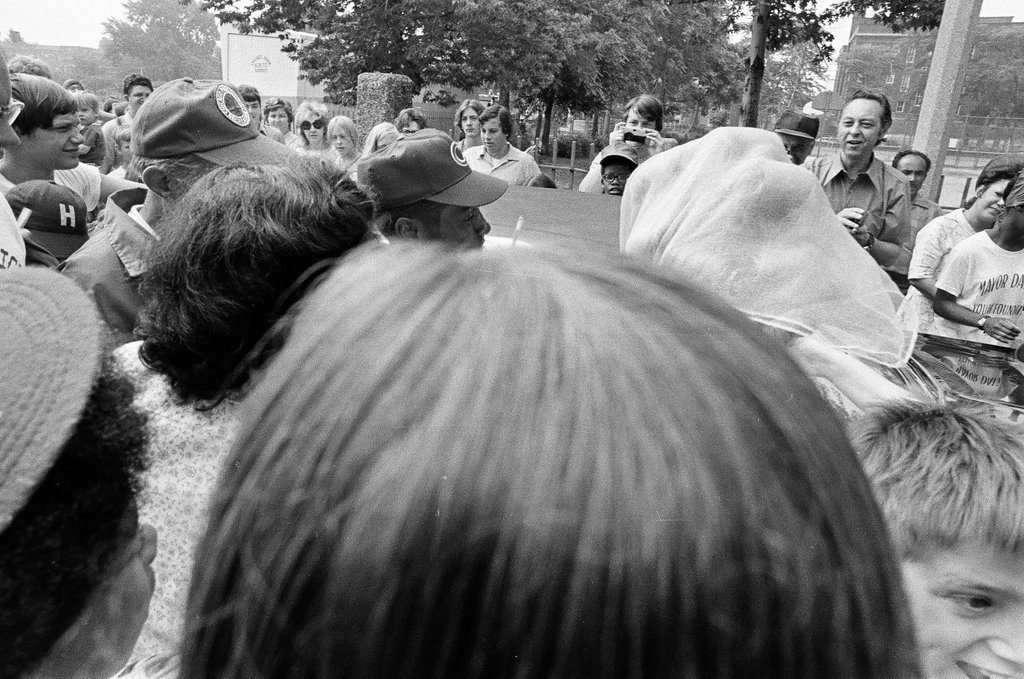 Ron Santo signing autographs in Hoyne Park - Chicago Sun-Times