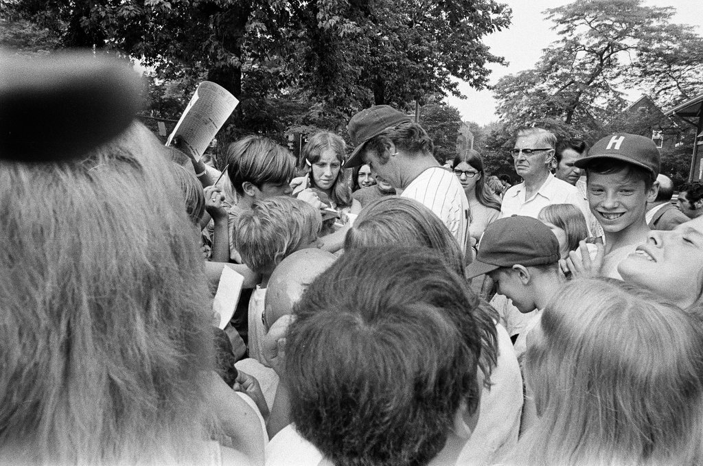 Ron Santo signing autographs in Hoyne Park - Chicago Sun-Times