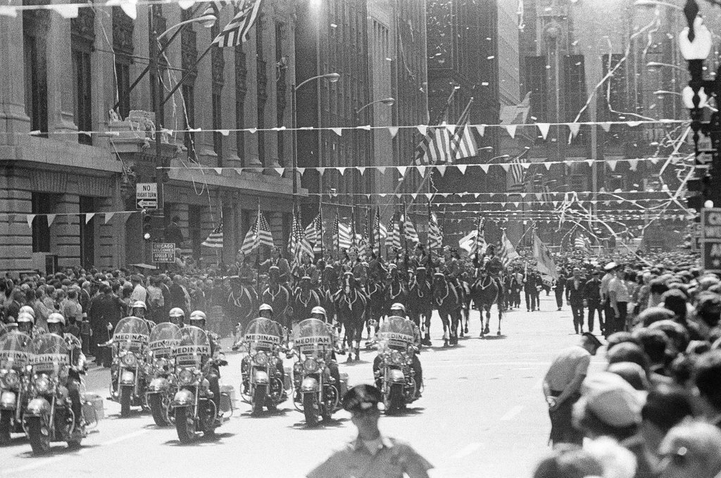Parade for Apollo 15 astronauts in the Loop - Chuck (Charles) Kirman for Chicago Sun-Times