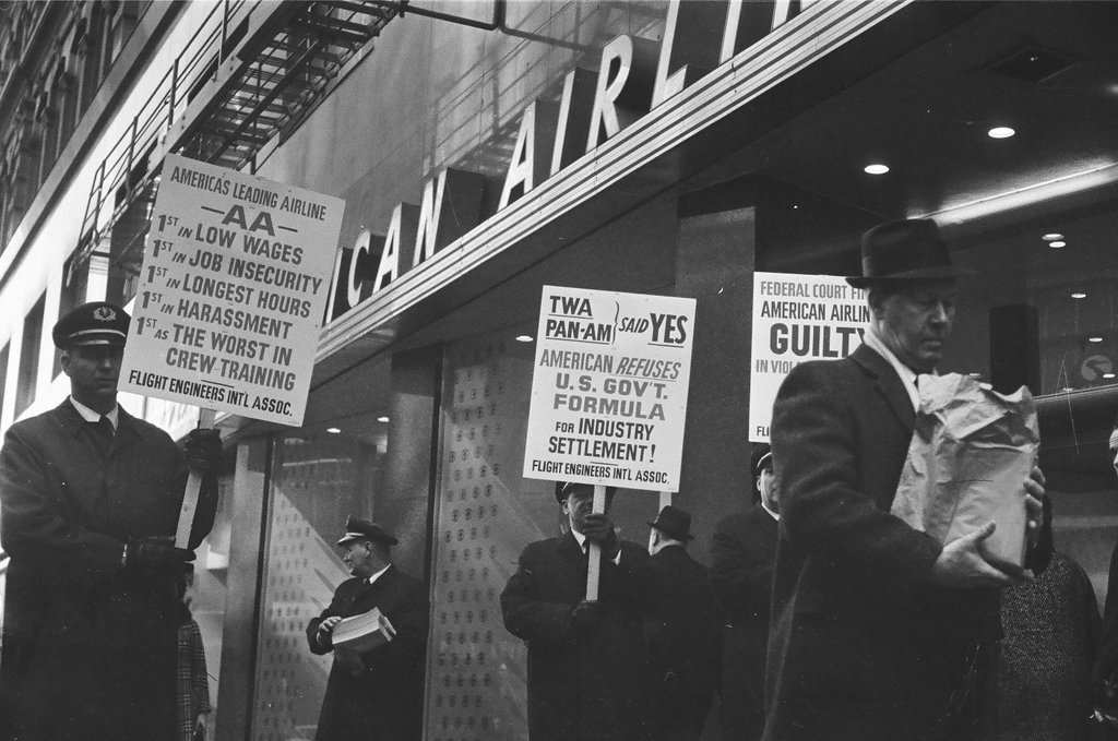 Flight engineers picket American Airlines - Chicago Sun-Times