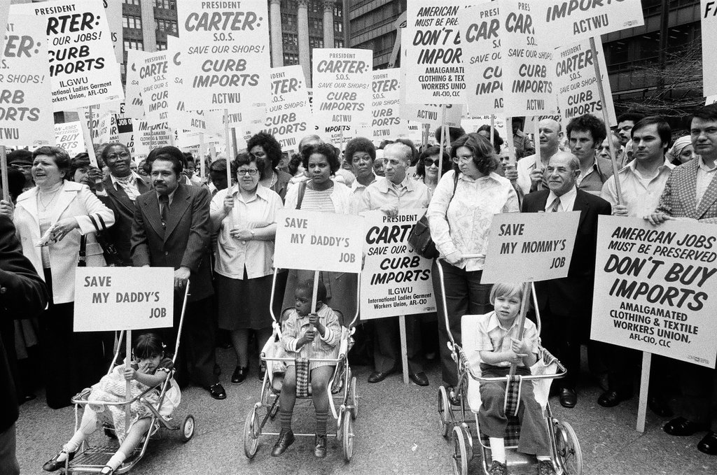Clothing workers rally at Federal Building - Chicago Sun-Times