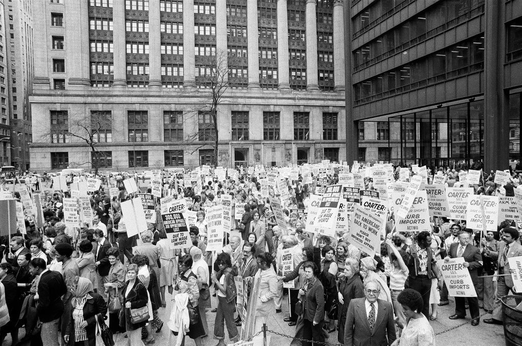Clothing workers rally at Federal Building - Chicago Sun-Times
