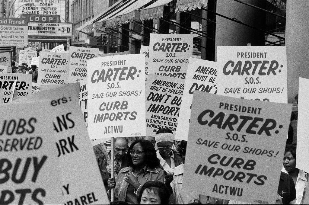 Clothing workers rally at Federal Building - Chicago Sun-Times