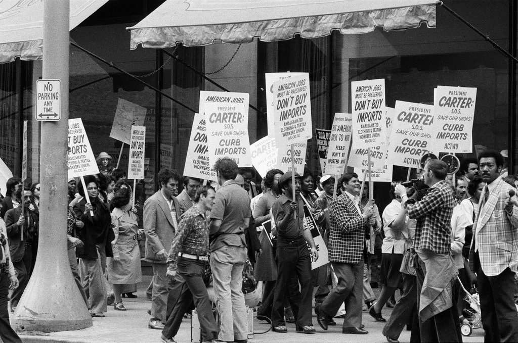 Clothing workers rally at Federal Building - Chicago Sun-Times