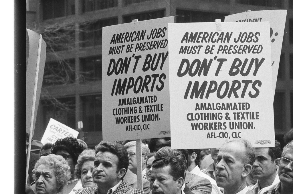 Clothing workers rally at Federal Building - Chicago Sun-Times