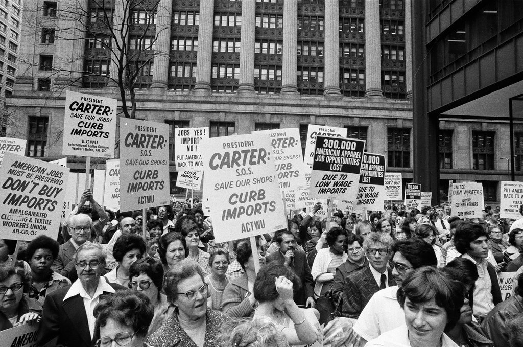 Clothing workers rally at Federal Building - Chicago Sun-Times