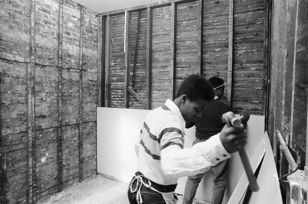Students renovate house - Chicago Sun-Times