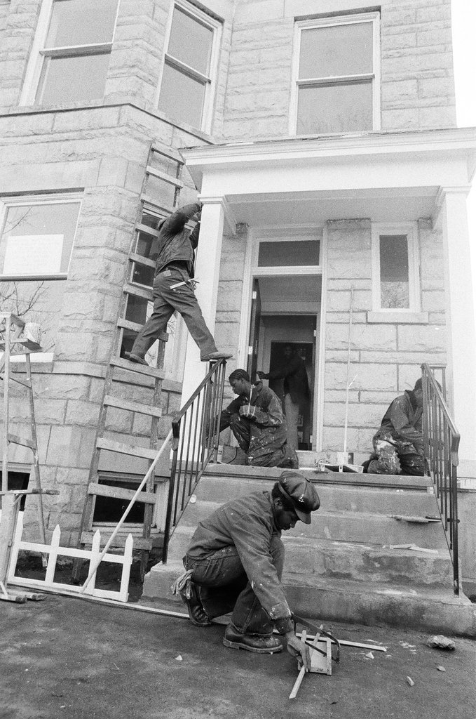 Students renovate house - Chicago Sun-Times