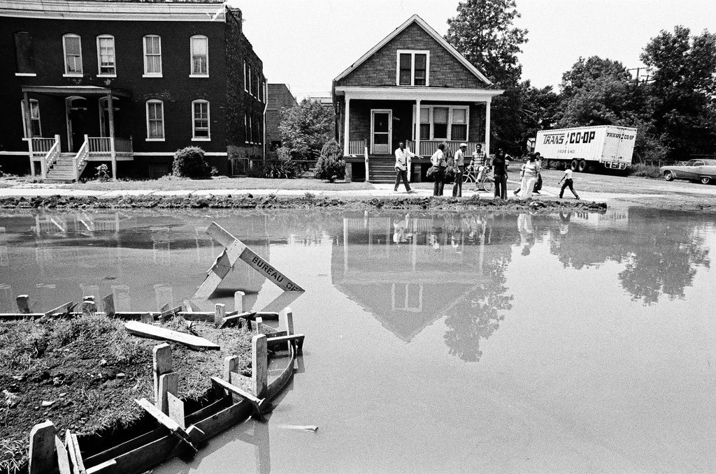 Broken water main floods South Avalon - Howard D. Simmons for Chicago Sun-Times