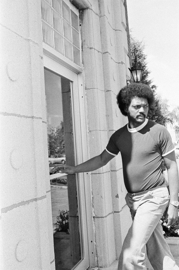 Jesse Jackson at Stateville prison during revolt - Chicago Sun-Times