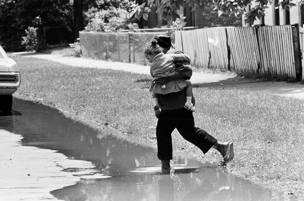 Broken water main floods South Avalon - Howard D. Simmons for Chicago Sun-Times