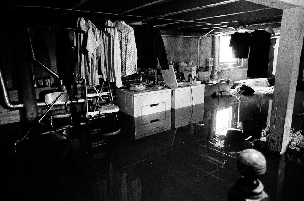 Broken water main floods South Avalon - Howard D. Simmons for Chicago Sun-Times