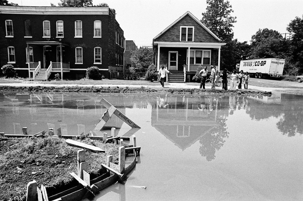 Broken water main floods South Avalon - Howard D. Simmons for Chicago Sun-Times