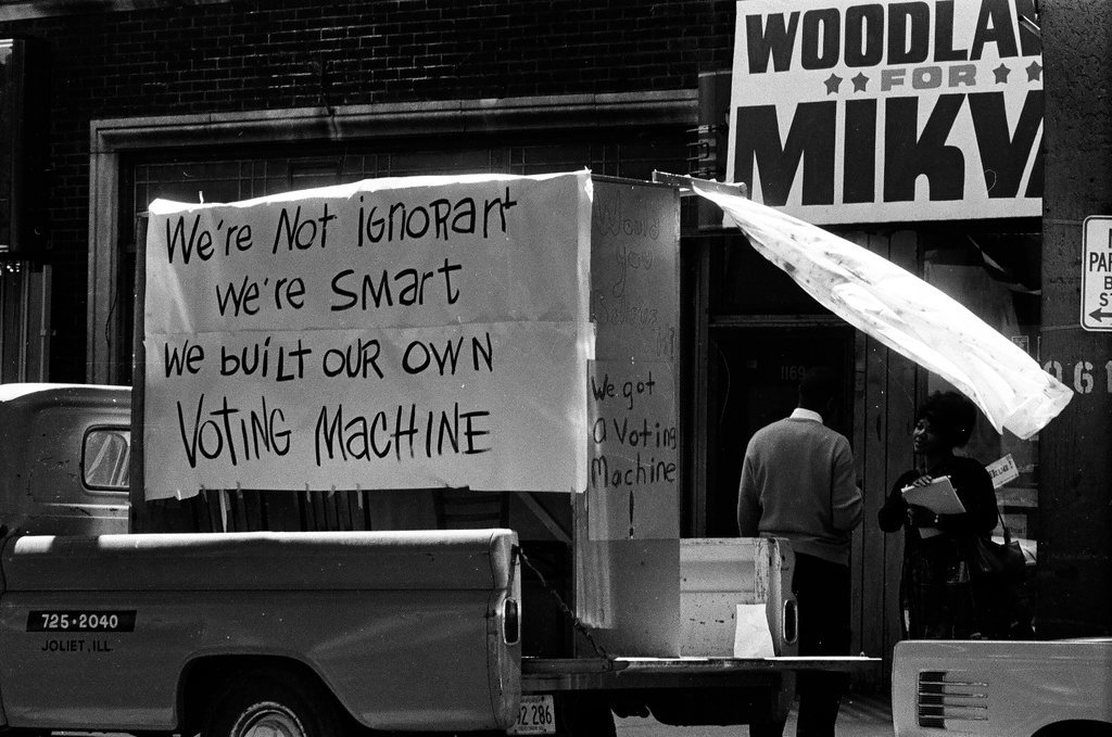 Voting machines in Woodlawn - Chicago Sun-Times