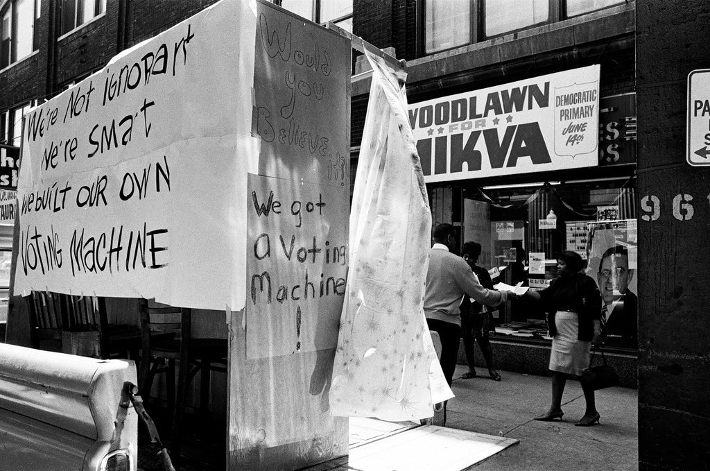 Voting machines in Woodlawn - Chicago Sun-Times