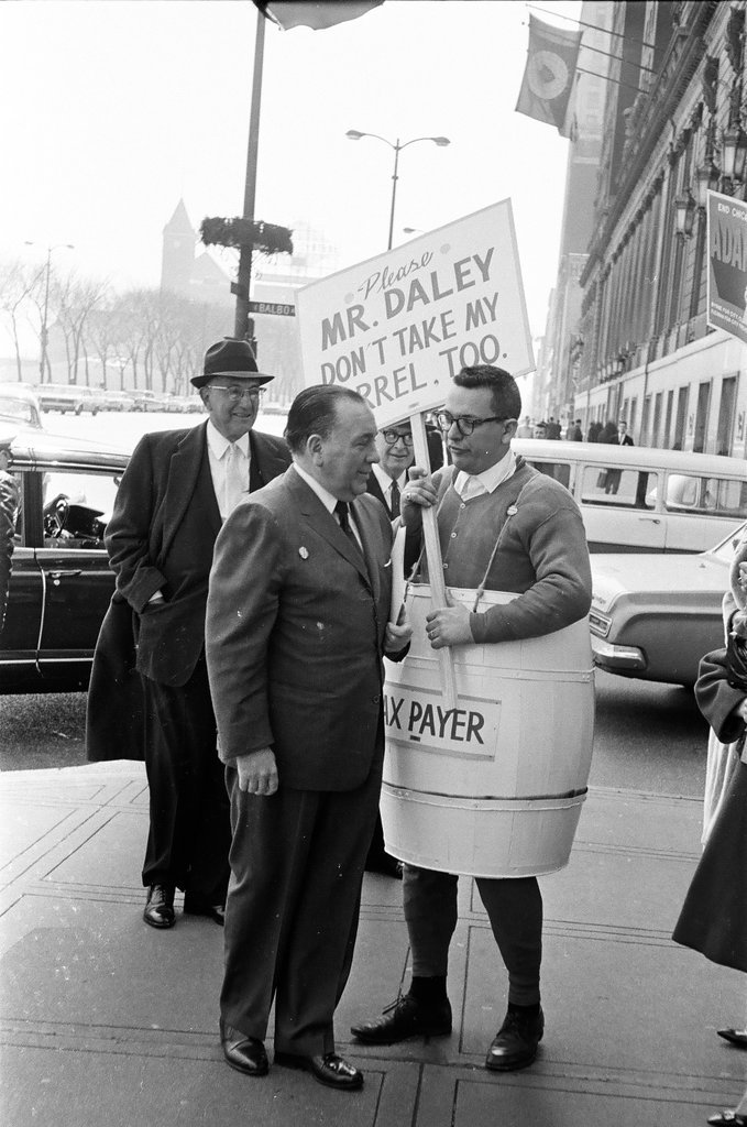 Mayor Daley faces protestors - Edmund Jarecki for Chicago Sun-Times