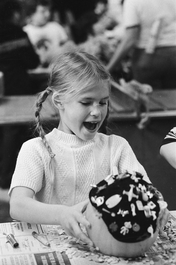 Children carve pumpkins - Perry C. Riddle for Chicago Sun-Times