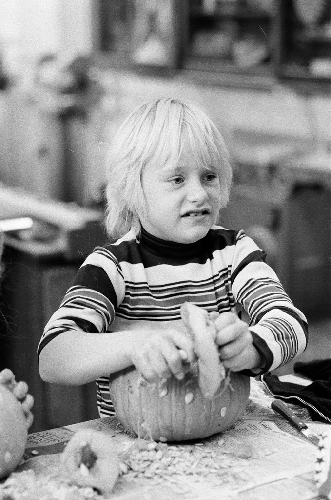 Children carve pumpkins - Perry C. Riddle for Chicago Sun-Times