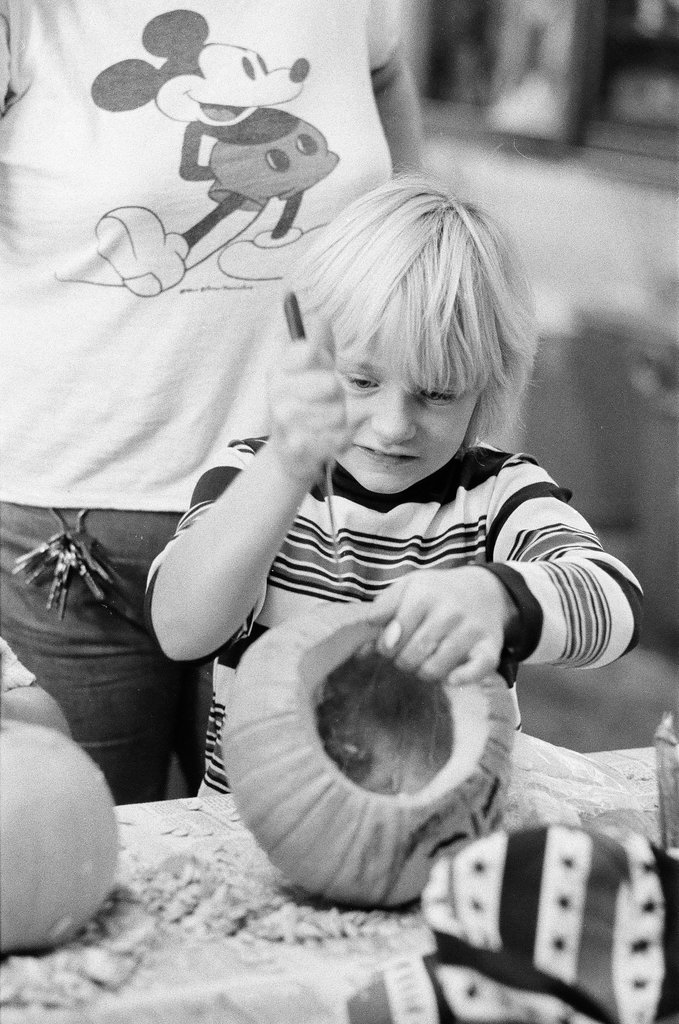 Children carve pumpkins - Perry C. Riddle for Chicago Sun-Times