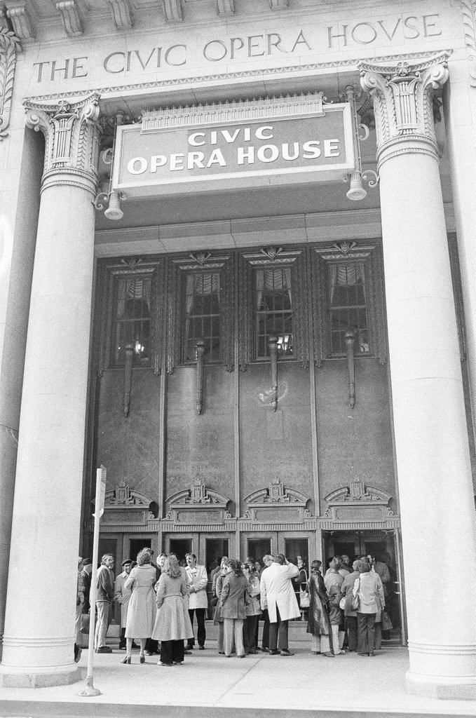 Crowds wait for opera tickets - Jerry Tomaselli for Chicago Sun-Times