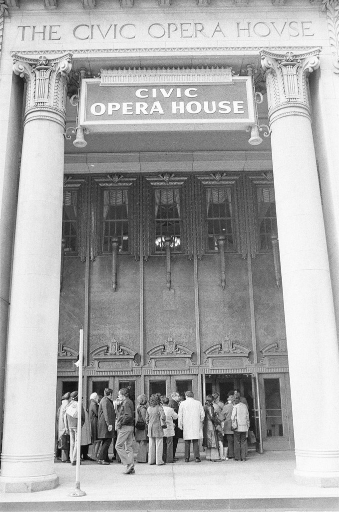 Crowds wait for opera tickets - Jerry Tomaselli for Chicago Sun-Times
