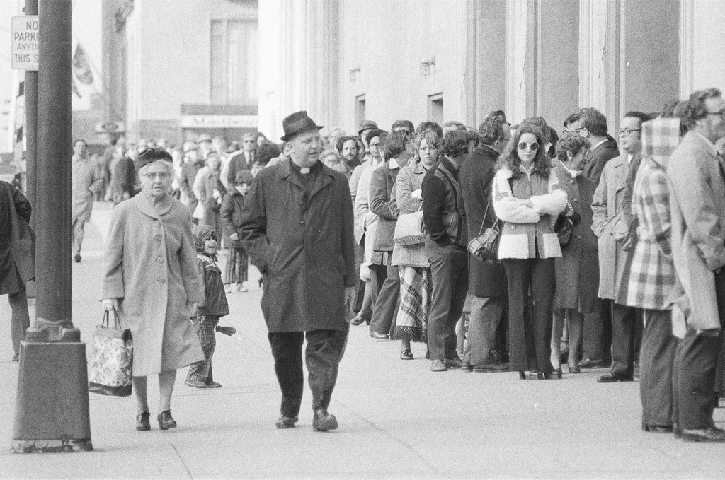 Crowds wait for opera tickets - Jerry Tomaselli for Chicago Sun-Times