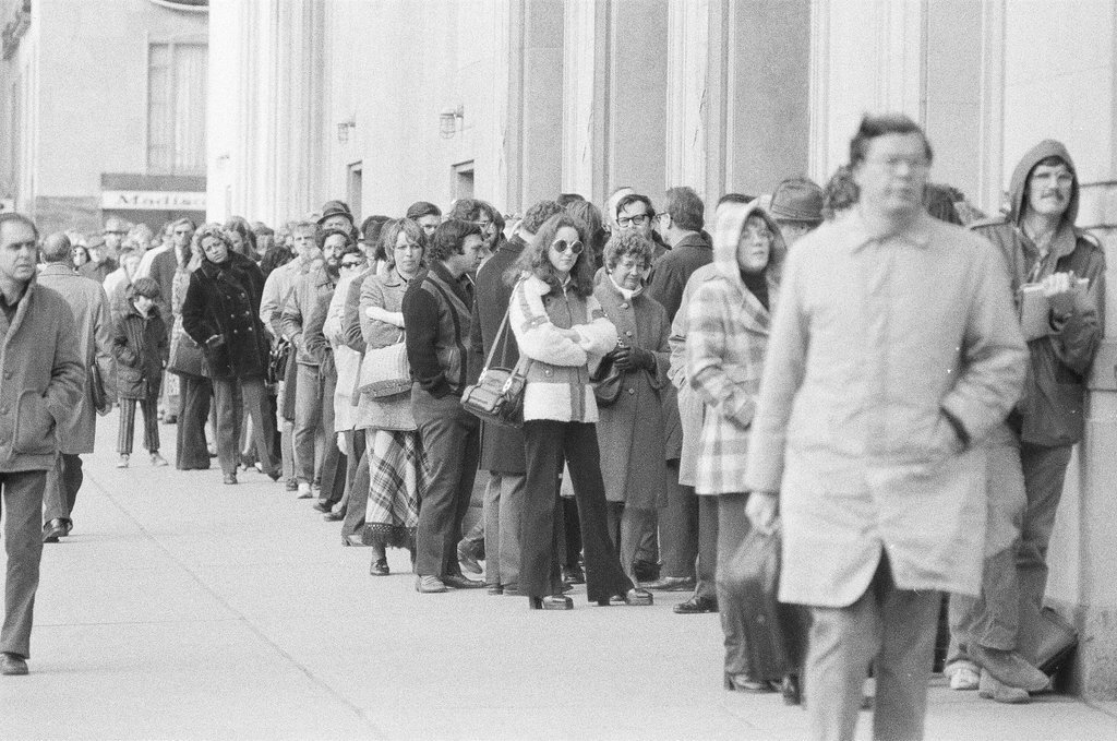 Crowds wait for opera tickets - Jerry Tomaselli for Chicago Sun-Times