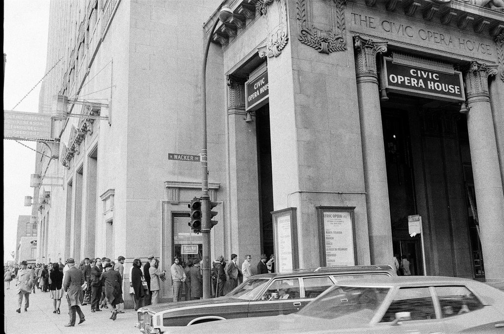 Crowds wait for opera tickets - Jerry Tomaselli for Chicago Sun-Times