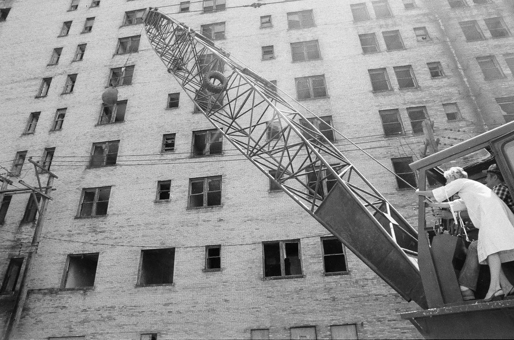 Southmoor Hotel demolition begins - Chicago Sun-Times