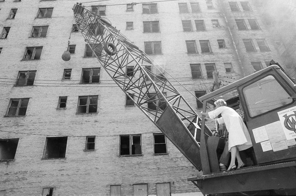 Southmoor Hotel demolition begins - Chicago Sun-Times