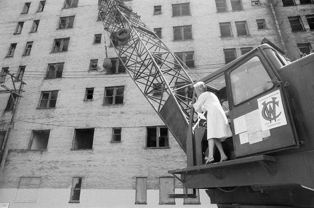 Southmoor Hotel demolition begins - Chicago Sun-Times