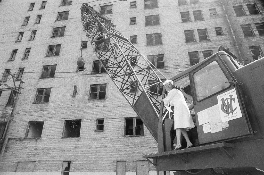 Southmoor Hotel demolition begins - Chicago Sun-Times