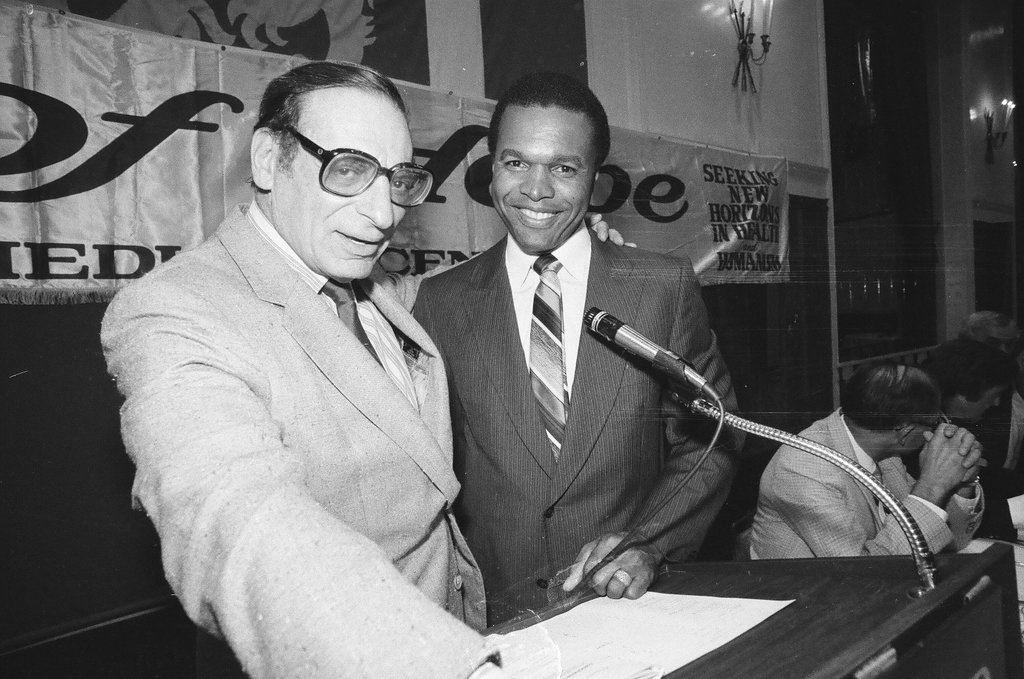 Gale Sayers honored - Chicago Sun-Times