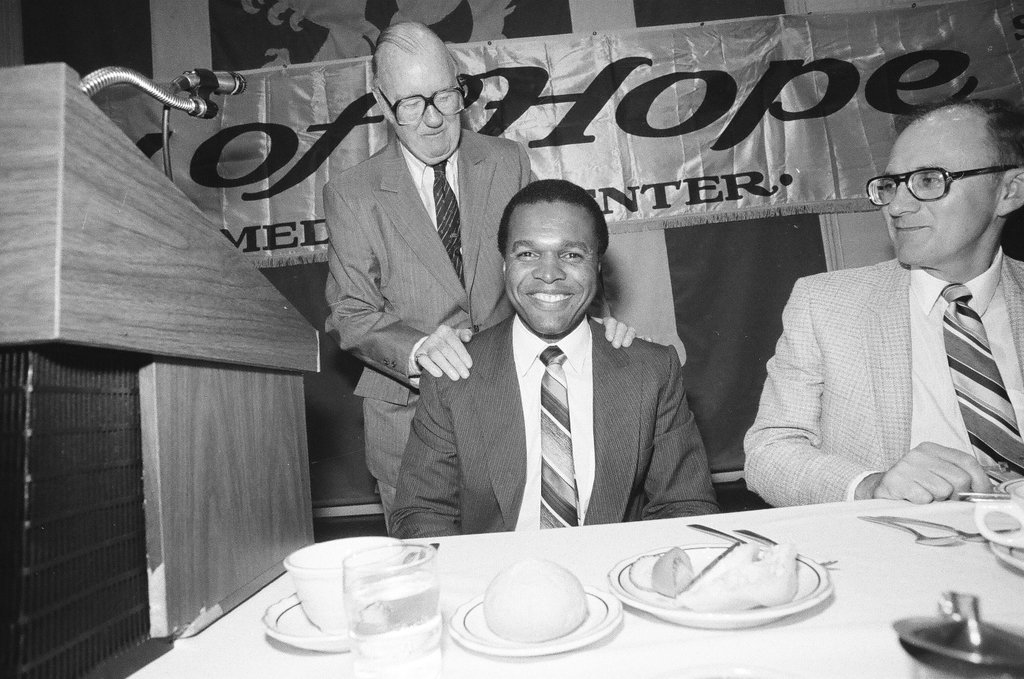Gale Sayers honored - Chicago Sun-Times