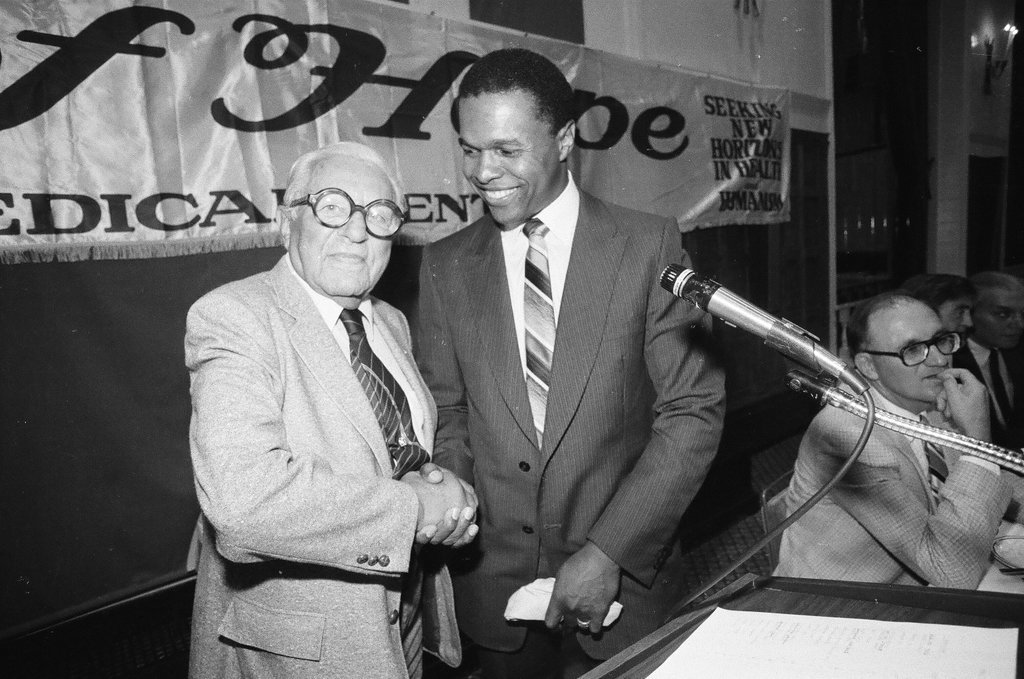 Gale Sayers honored - Chicago Sun-Times