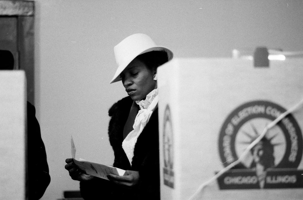 Dorothy Tillman votes in 3rd ward - Chicago Sun-Times