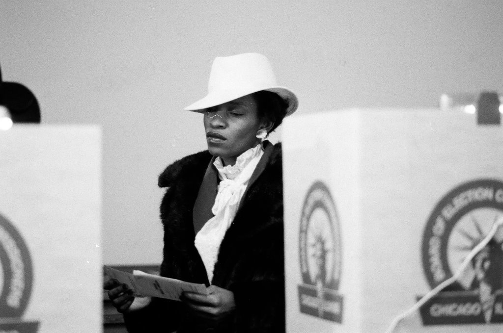 Dorothy Tillman votes in 3rd ward - Chicago Sun-Times